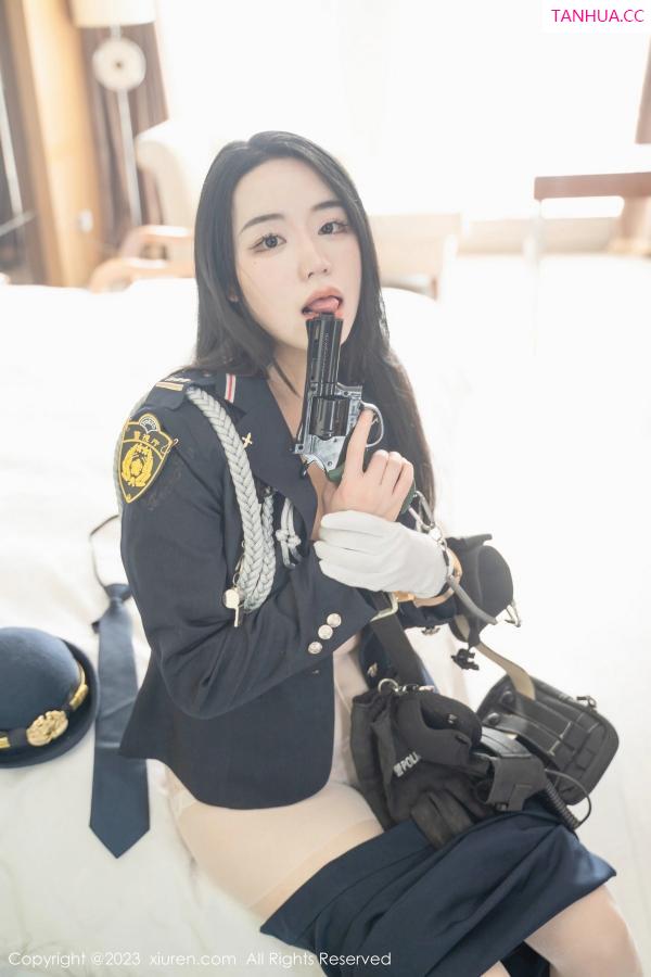   [XiuRen]高清写真图 2023.03.30 No.6497 汐汐爱吃草莓 制服美臀第3张图片